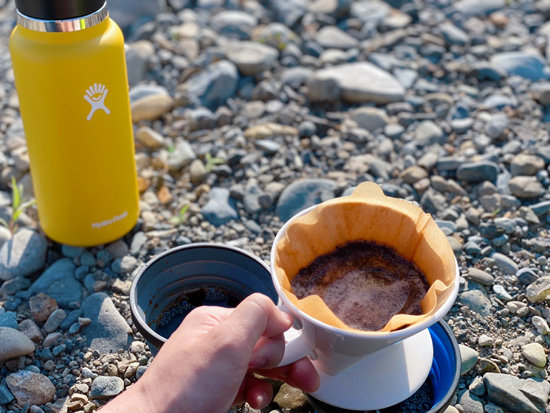 河原でコーヒードリップ中